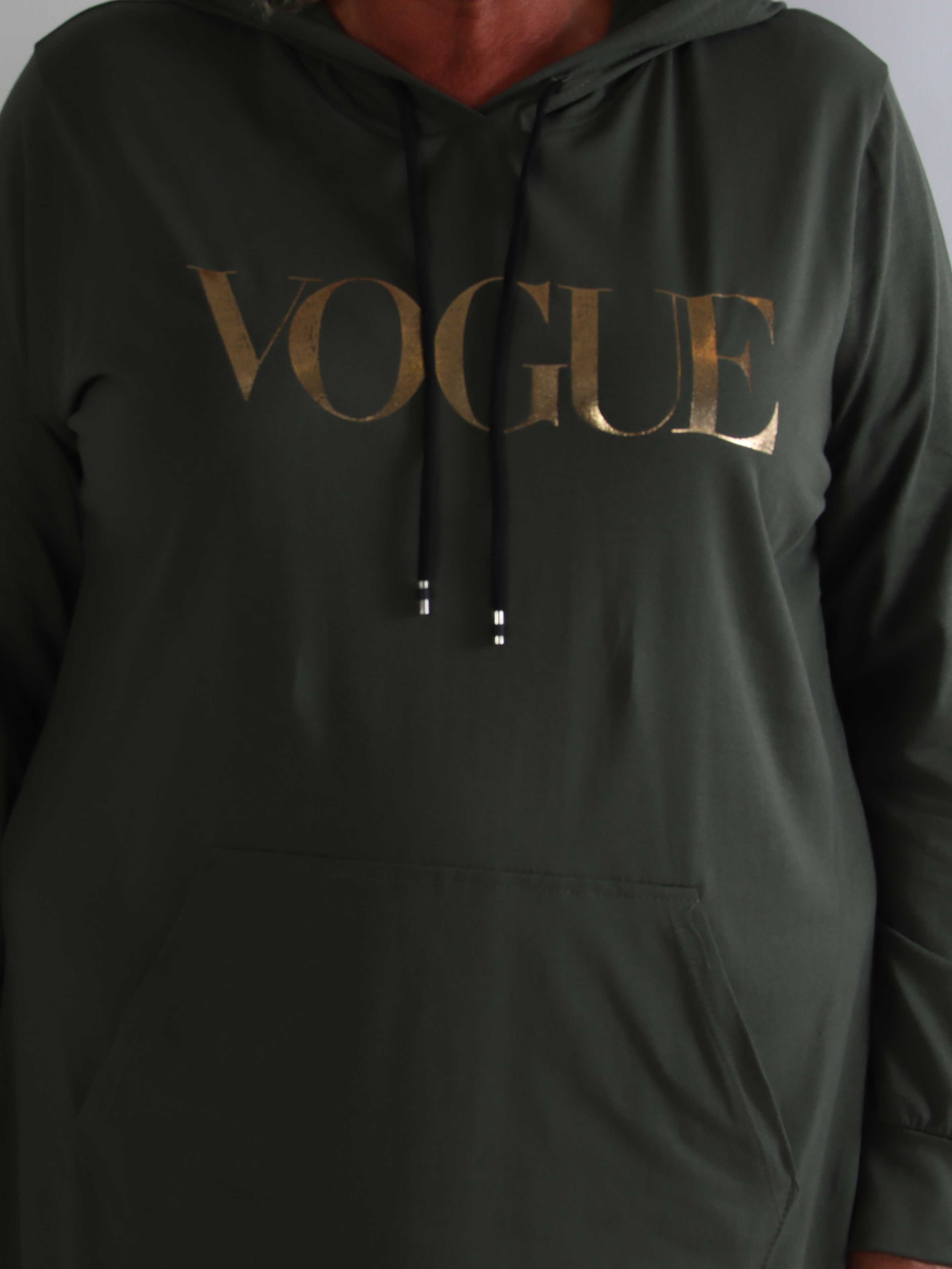 Violet - Lang plus size hoodiekjole i blød bomuld med VOGUE i flot guldprint